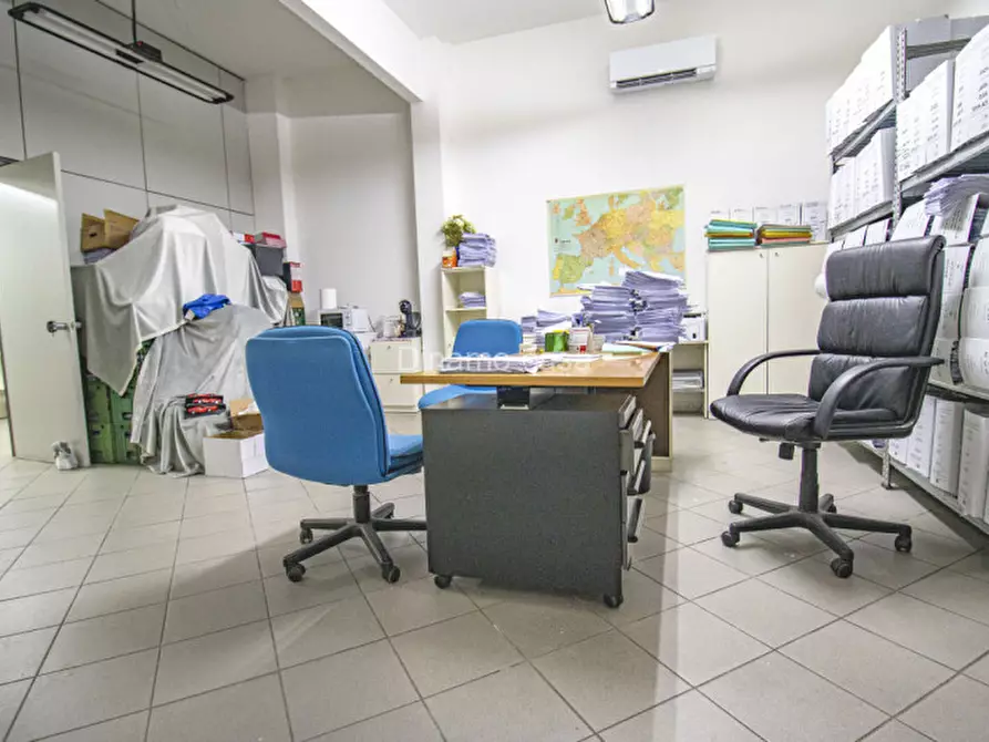 Immagine 9 di Negozio in vendita  a Prato