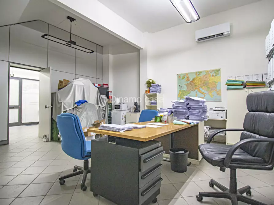 Immagine 10 di Negozio in vendita  a Prato