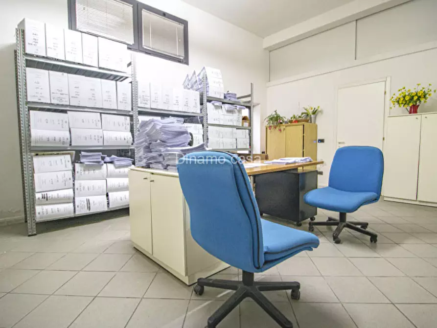 Immagine 11 di Negozio in vendita  a Prato