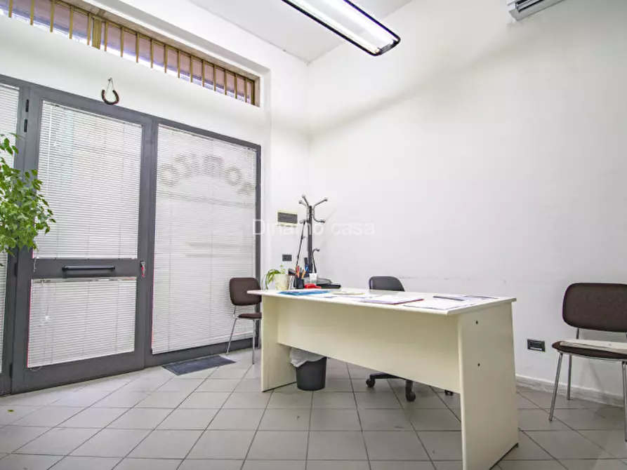 Immagine 12 di Negozio in vendita  a Prato