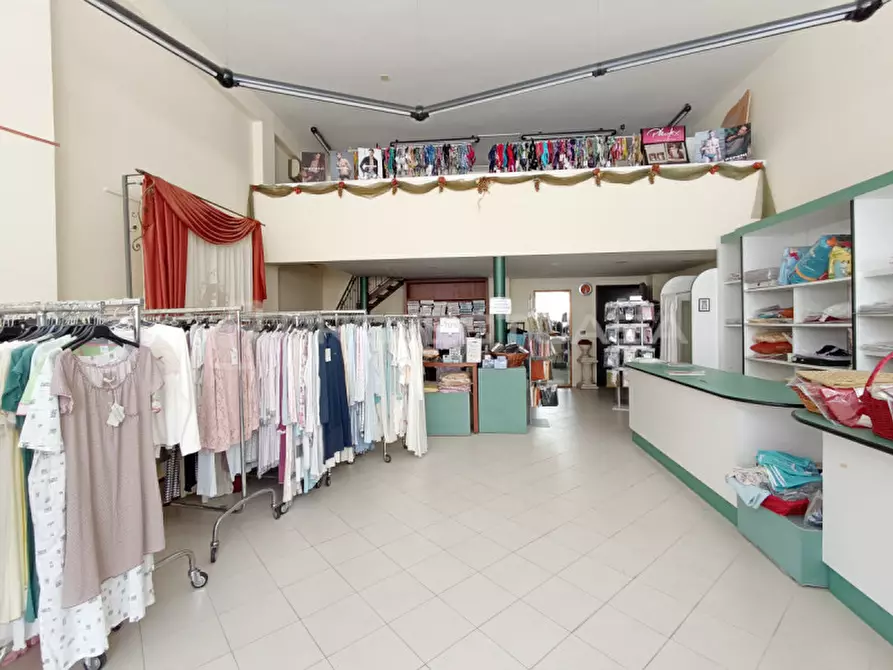 Immagine 2 di Negozio in vendita  in via Scorrano 16 a Maglie