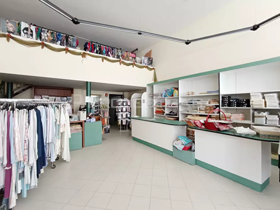 Immagine 3 di Negozio in vendita  in via Scorrano 16 a Maglie