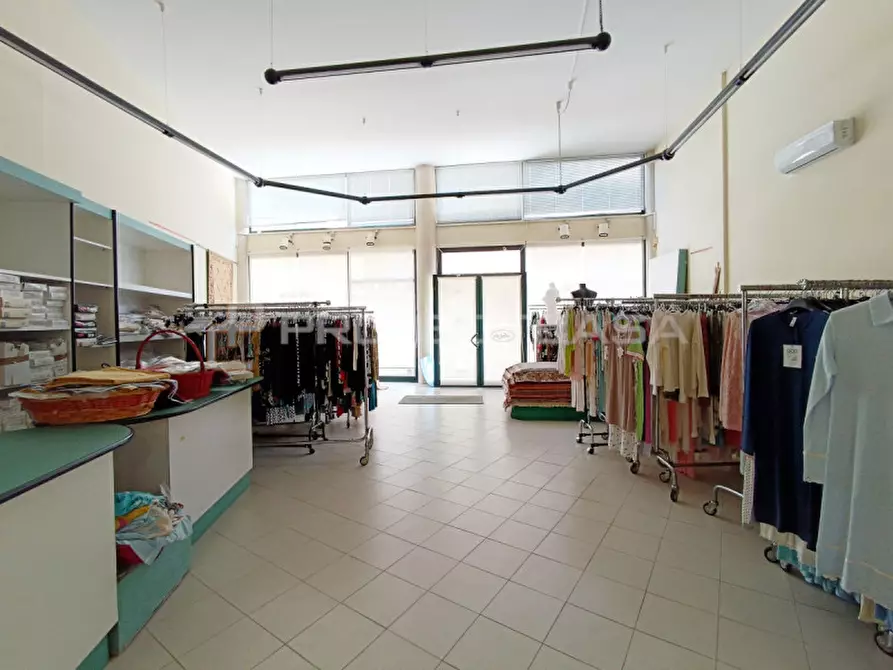 Immagine 4 di Negozio in vendita  in via Scorrano 16 a Maglie