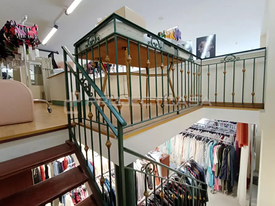 Immagine 5 di Negozio in vendita  in via Scorrano 16 a Maglie
