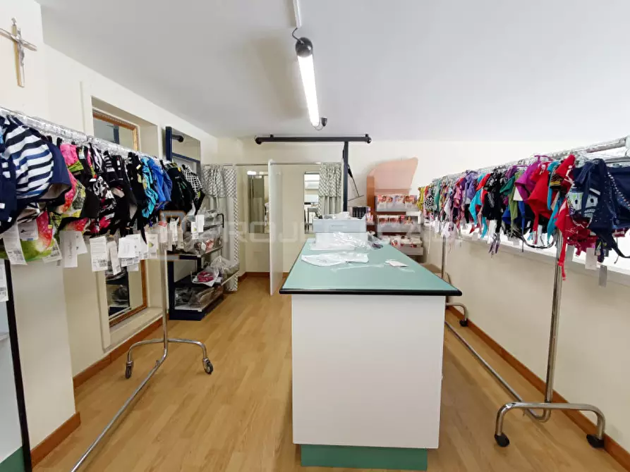 Immagine 7 di Negozio in vendita  in via Scorrano 16 a Maglie