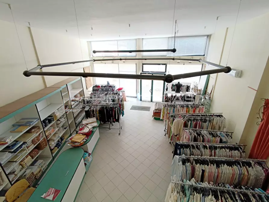 Immagine 8 di Negozio in vendita  in via Scorrano 16 a Maglie