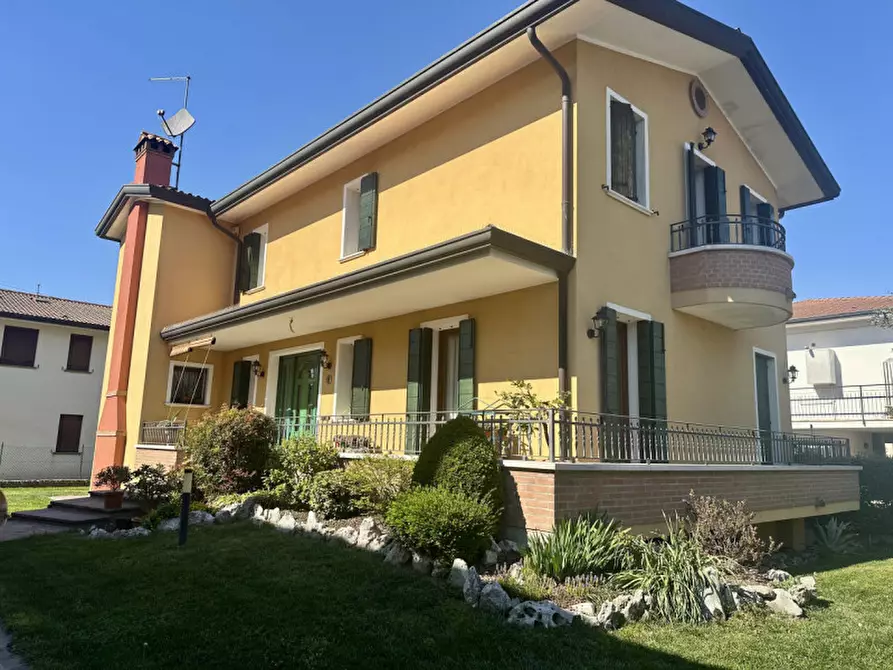 Immagine 1 di Casa indipendente in vendita  in via montecchia a Selvazzano Dentro