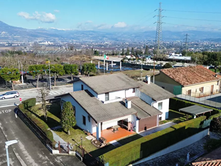 Immagine 1 di Villa in vendita  in Via Magenta 1 a Bussolengo