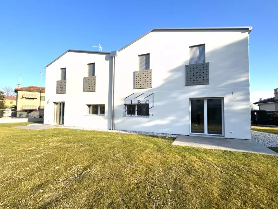 Immagine 1 di Casa bifamiliare in vendita  in Via Roma a Cessalto