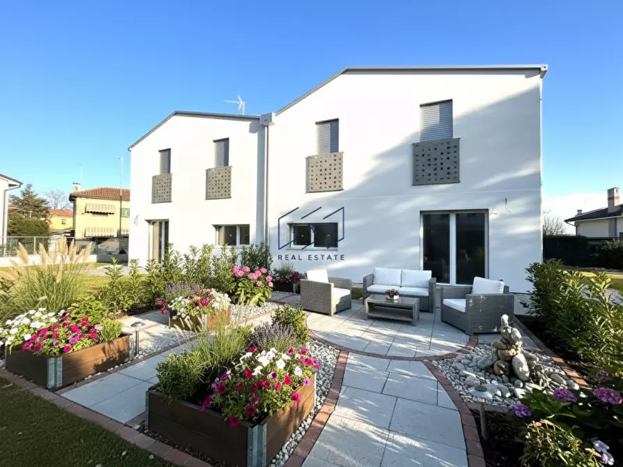 Immagine 2 di Casa bifamiliare in vendita  in Via Roma a Cessalto