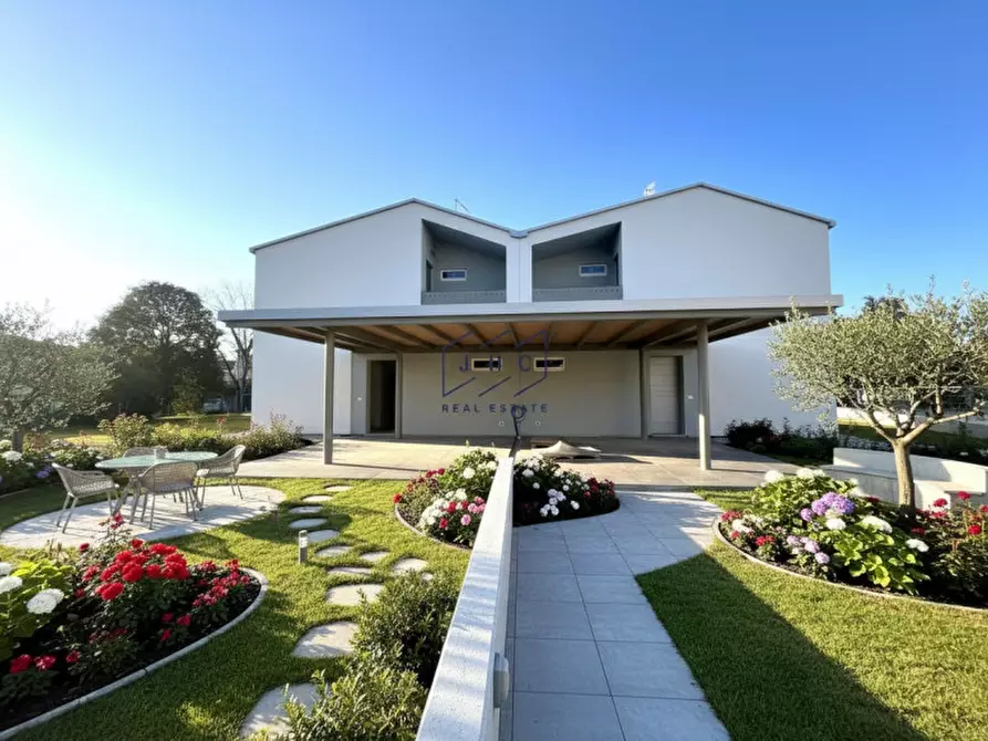 Immagine 3 di Casa bifamiliare in vendita  in Via Roma a Cessalto