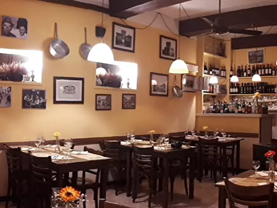 Immagine 5 di Negozio in vendita  in Via Broccaindosso a Bologna