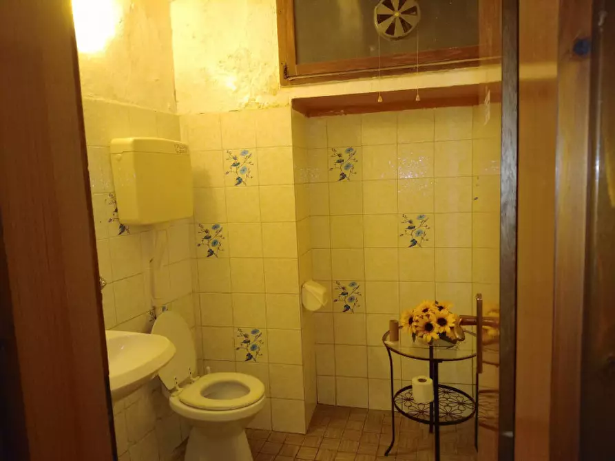 Immagine 7 di Negozio in vendita  in Via Broccaindosso a Bologna