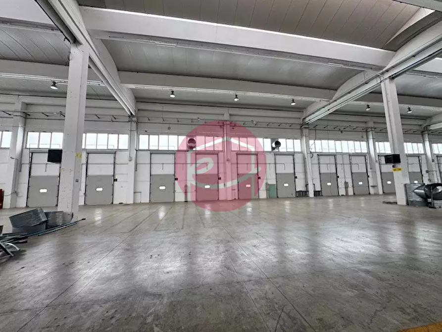 Immagine 12 di Capannone industriale in affitto  a Rimini