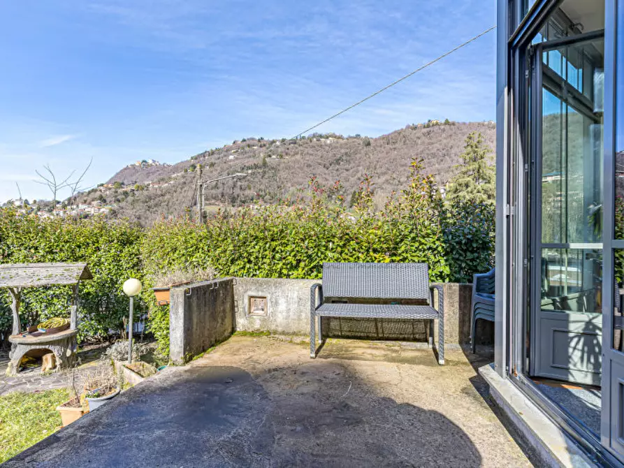 Immagine 2 di Villa in vendita  a Como