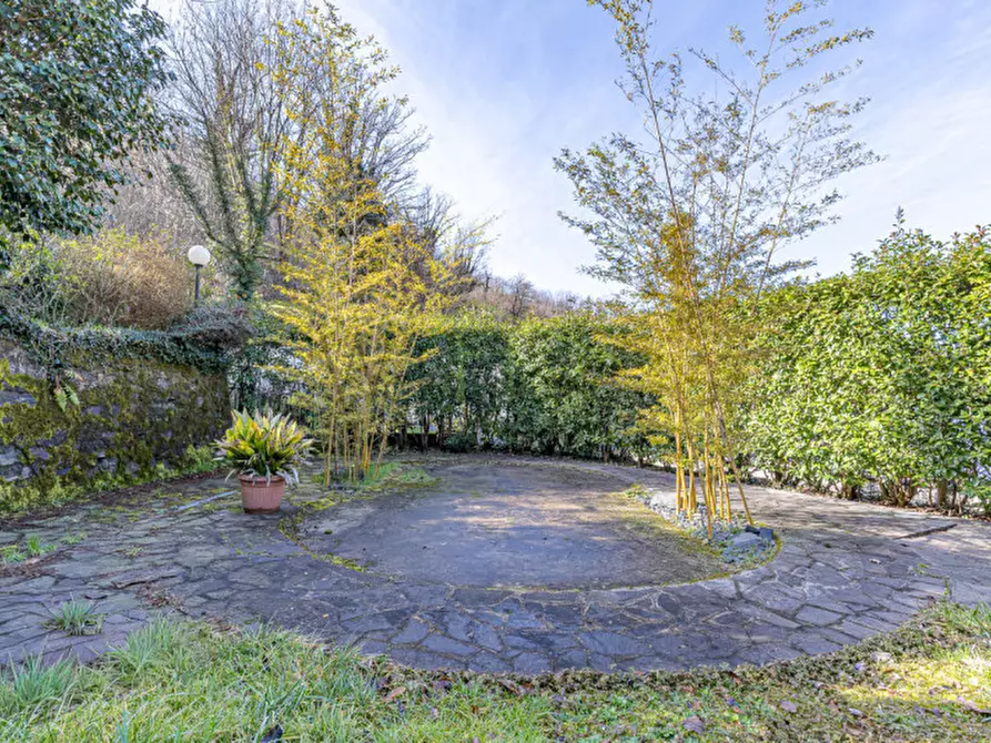 Immagine 8 di Villa in vendita  a Como