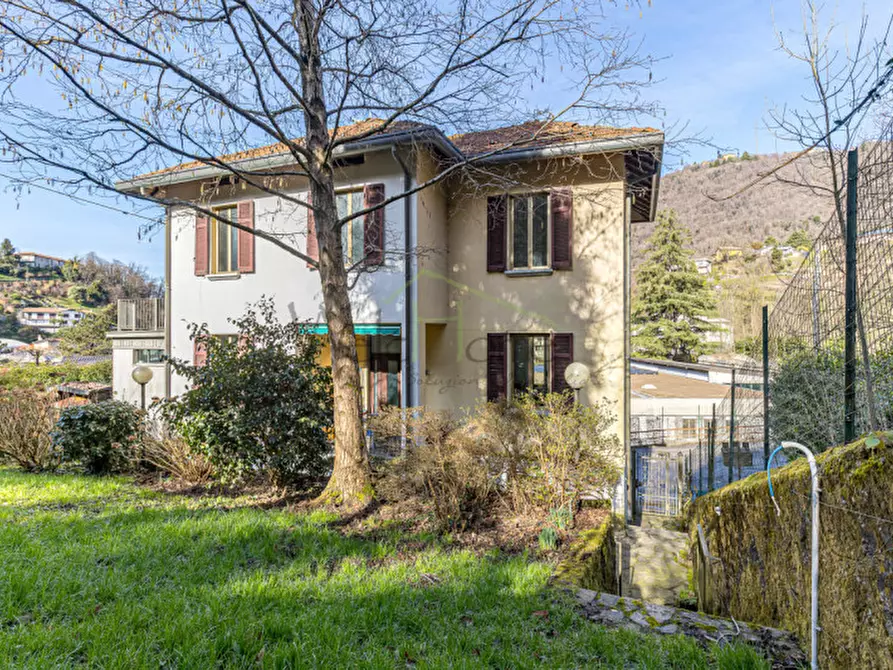 Immagine 10 di Villa in vendita  a Como