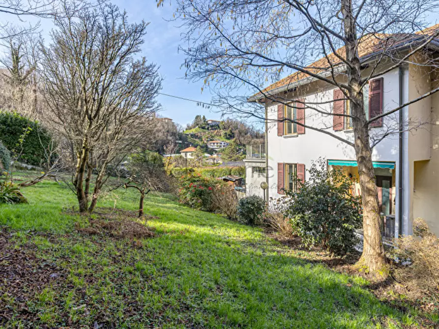Immagine 11 di Villa in vendita  a Como