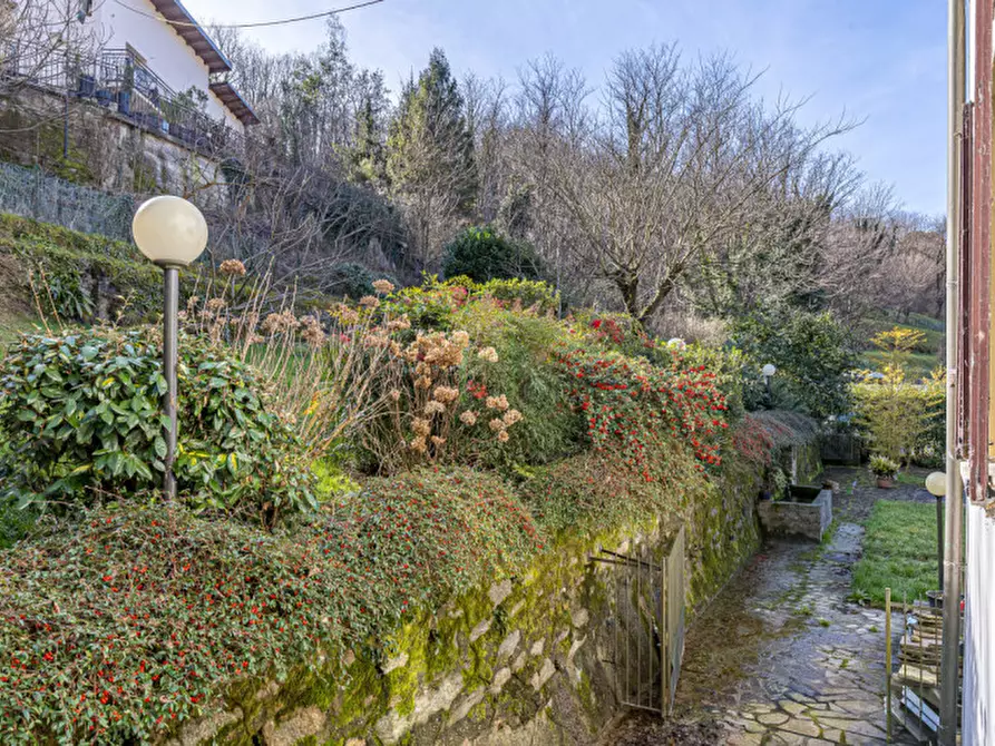 Immagine 15 di Villa in vendita  a Como