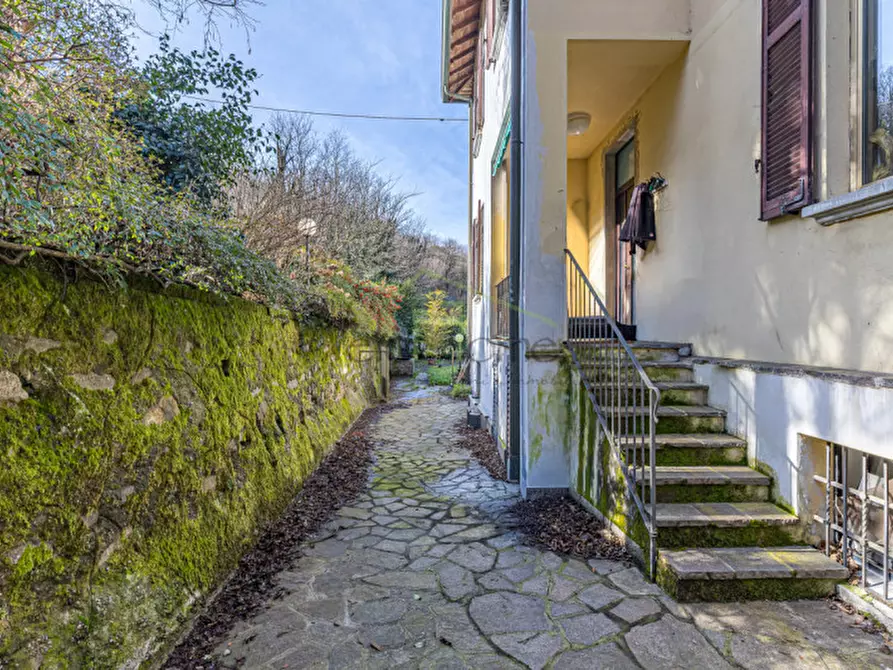 Immagine 18 di Villa in vendita  a Como