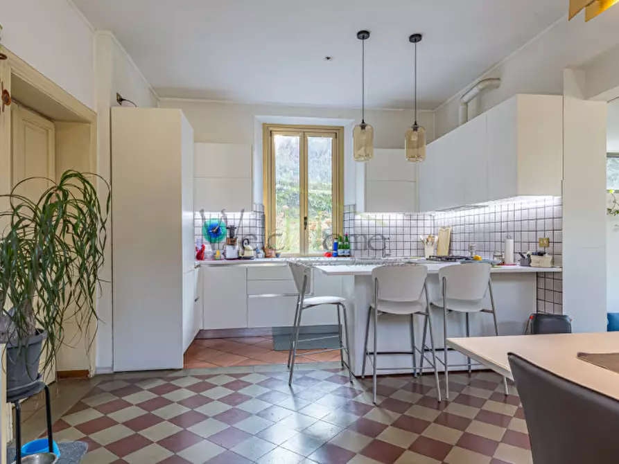 Immagine 23 di Villa in vendita  a Como