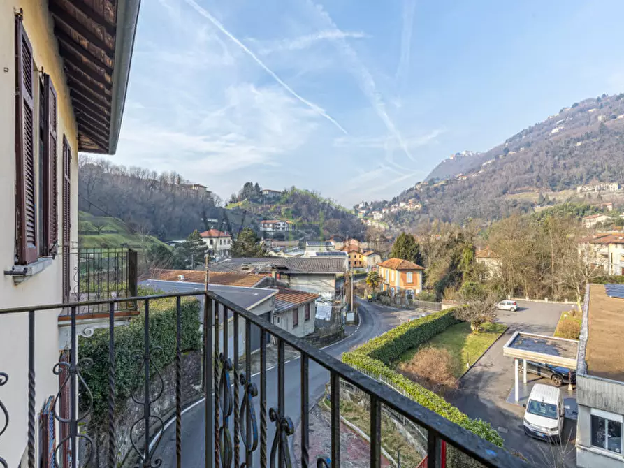 Immagine 33 di Villa in vendita  a Como