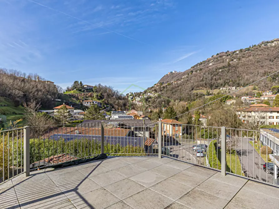 Immagine 40 di Villa in vendita  a Como