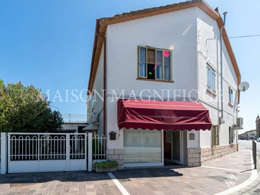 Immagine 1 di Appartamento in vendita  in Piazza Vittorio Veneto 1 a Mesola