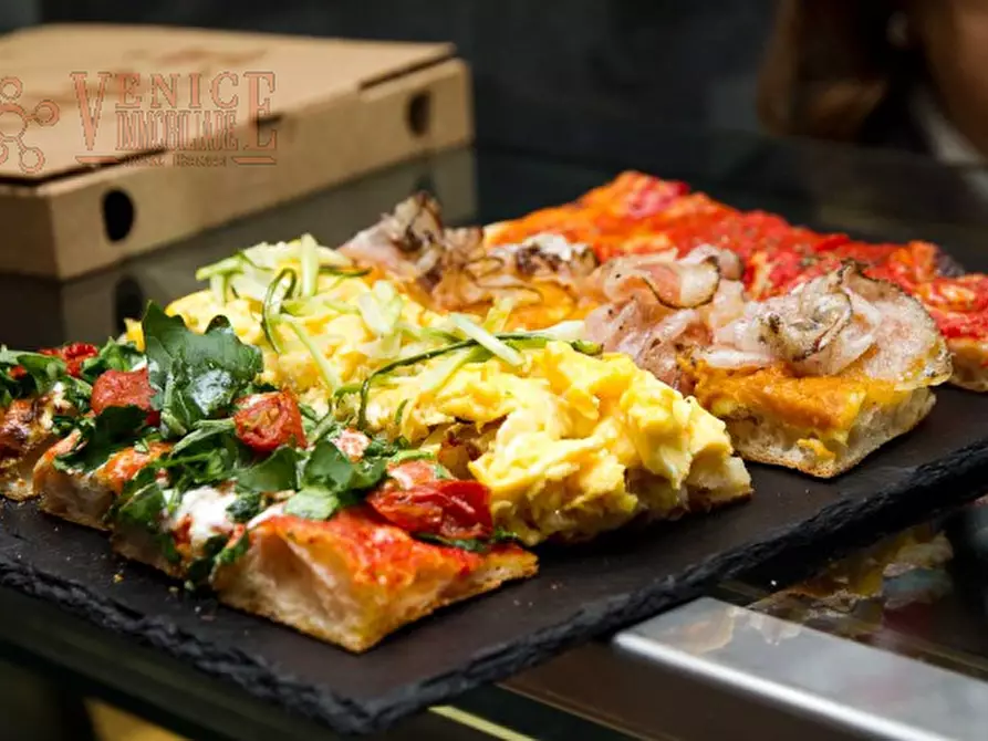 Immagine 2 di Attività commerciale in vendita  a Venezia