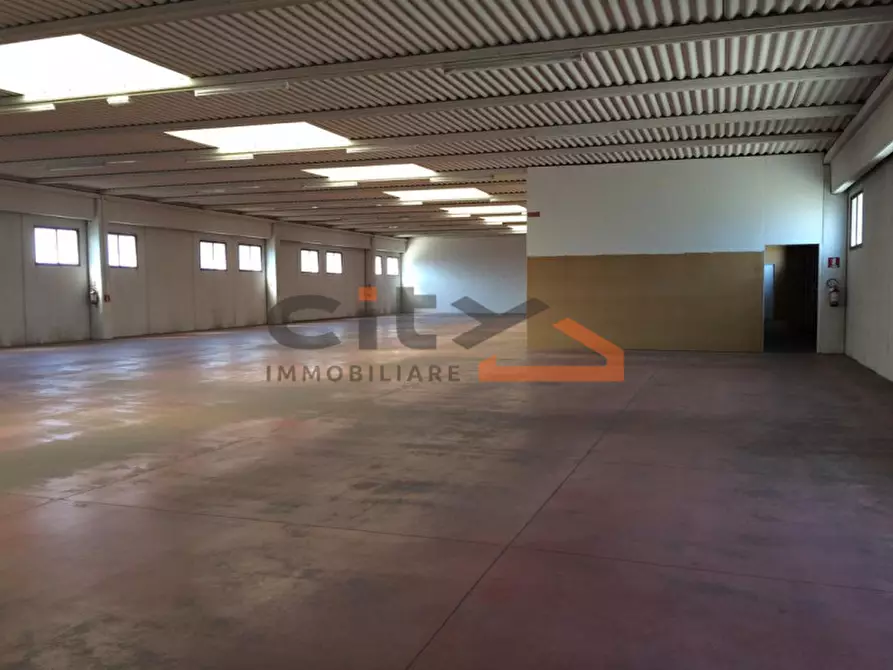 Immagine 1 di Capannone industriale in affitto  in Via Monte Pertica a Cassola