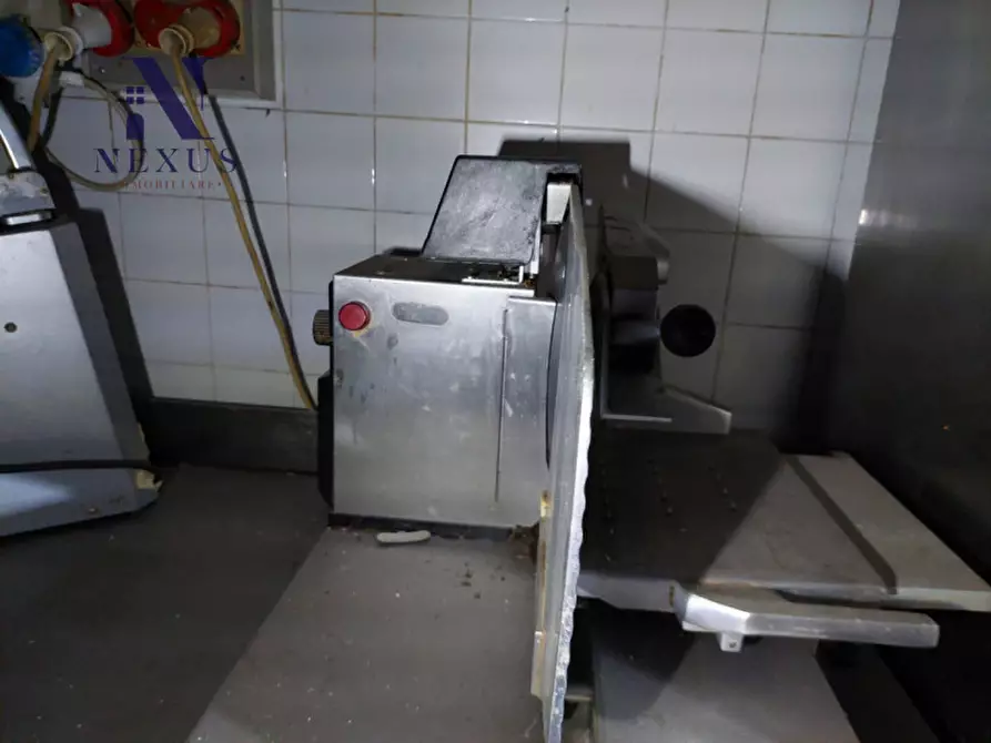 Immagine 22 di Negozio in affitto  in Via U. De Pili 12-14 a Fano