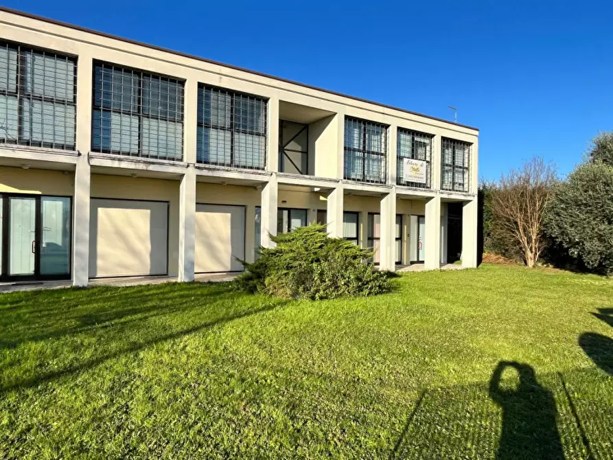 Immagine 1 di Laboratorio in vendita  in Via Saviabona a Monticello Conte Otto