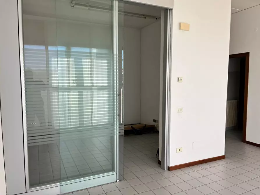 Immagine 7 di Laboratorio in vendita  in Via Saviabona a Monticello Conte Otto