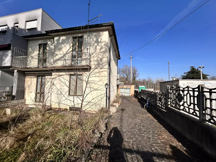 Immagine 1 di Casa indipendente in vendita  in Ferrovieri a Vicenza