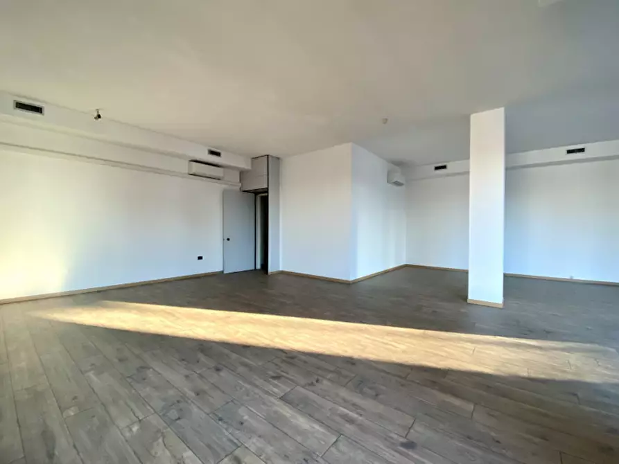 Immagine 2 di Negozio in affitto  in VIA GERMANIA a Castelfranco Veneto