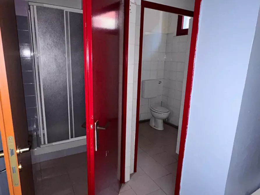 Immagine 10 di Negozio in vendita  in via Eridania 56 a Occhiobello