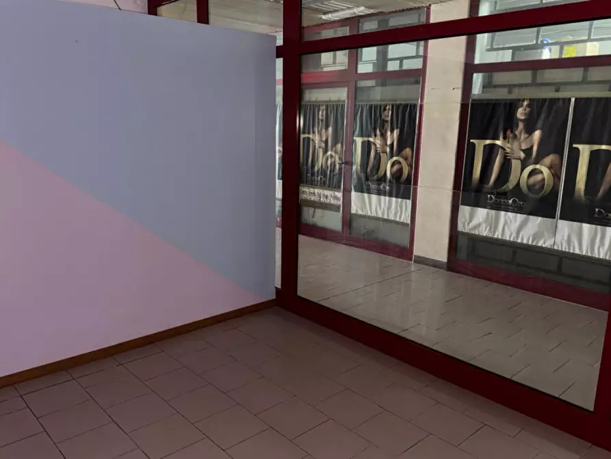 Immagine 29 di Negozio in vendita  in via Eridania 56 a Occhiobello