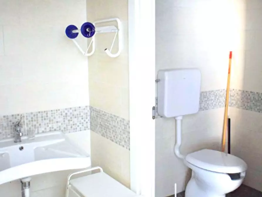 Immagine 17 di Ufficio in affitto  in P.ZZA G. GARIBALDI 37 a Pescara