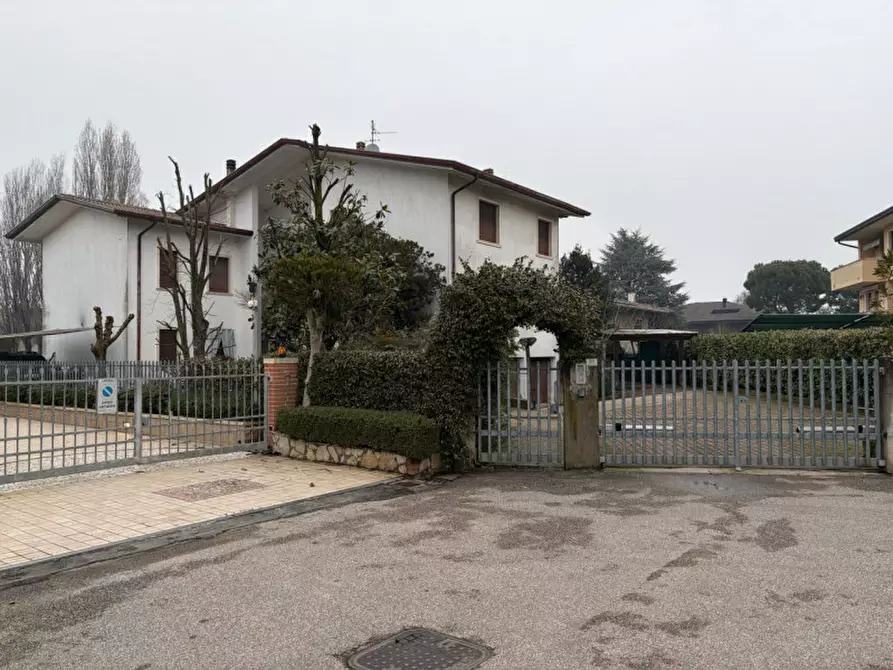 Immagine 1 di Casa trifamiliare in vendita  in Viale Largo Europa, 37 a Poiana Maggiore