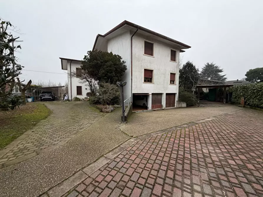 Immagine 2 di Casa trifamiliare in vendita  in Viale Largo Europa, 37 a Poiana Maggiore