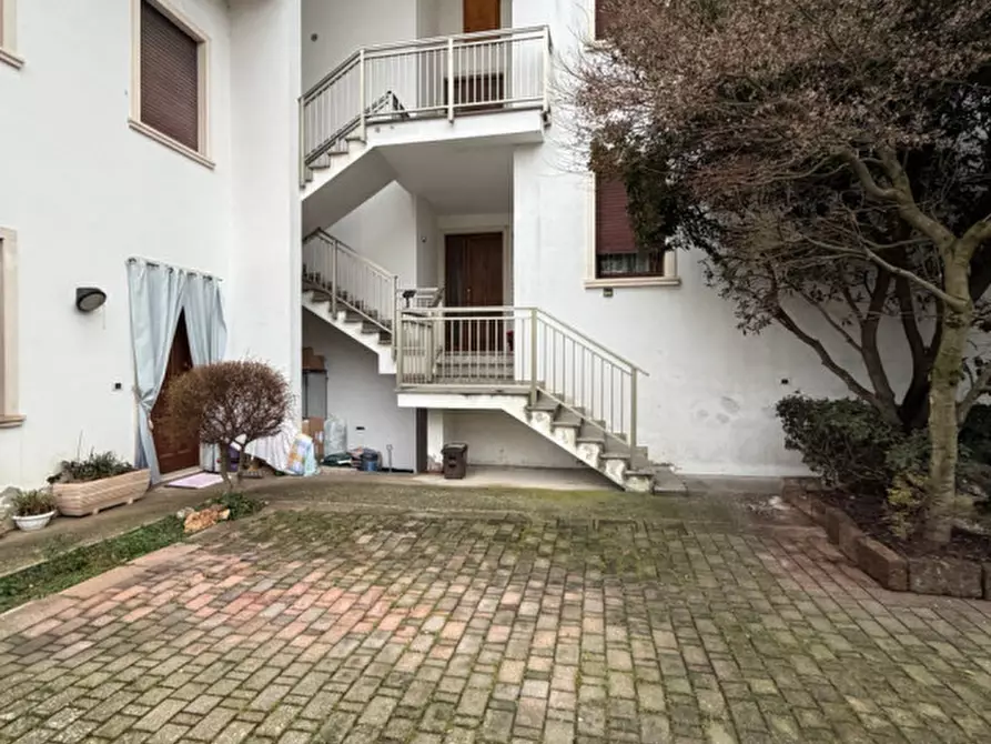 Immagine 3 di Casa trifamiliare in vendita  in Viale Largo Europa, 37 a Poiana Maggiore
