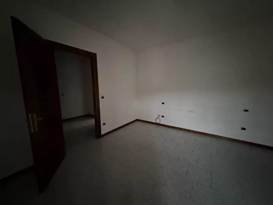 Immagine 17 di Casa trifamiliare in vendita  in Viale Largo Europa, 37 a Poiana Maggiore