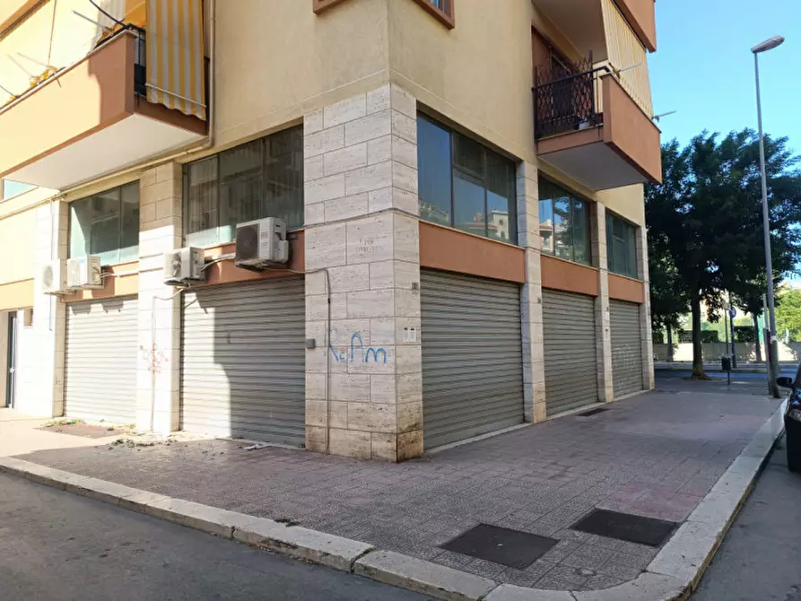Immagine 2 di Negozio in affitto  in viale aldo moro a Andria