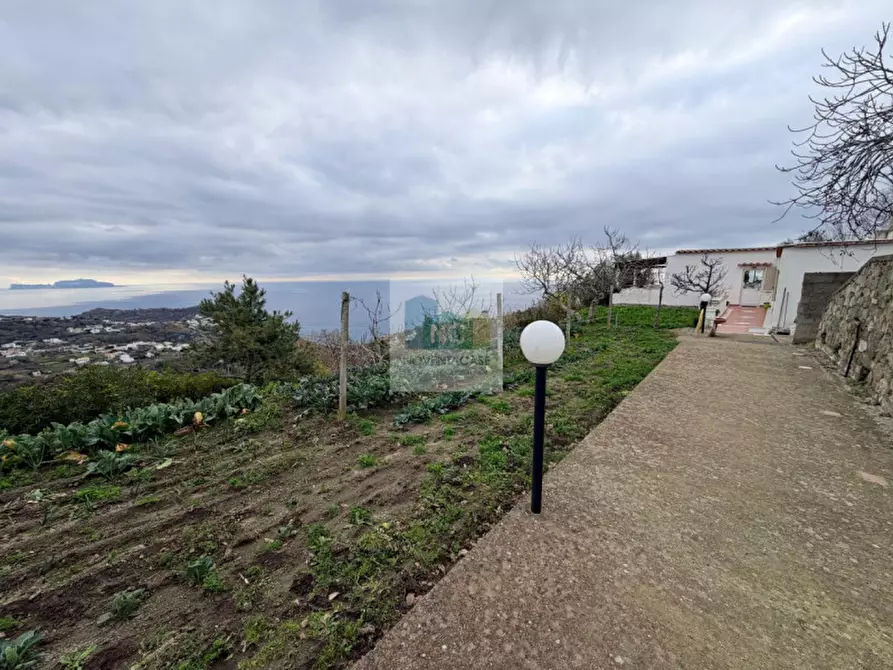 Immagine 18 di Casa indipendente in vendita  in piazza iv novembre a Serrara Fontana