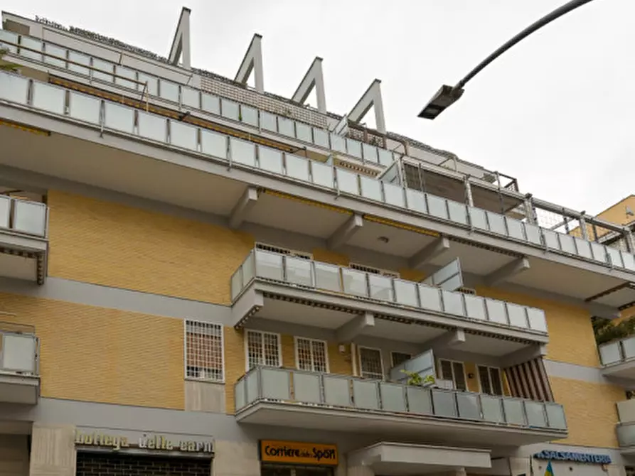 Immagine 33 di Appartamento in vendita  in Via Pompeo Trogo a Roma