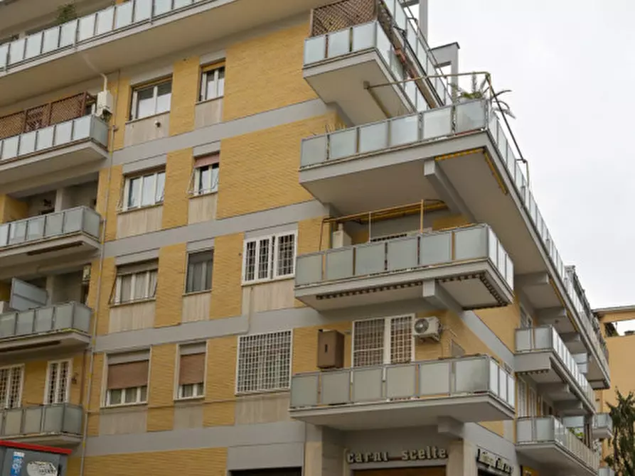 Immagine 35 di Appartamento in vendita  in Via Pompeo Trogo a Roma