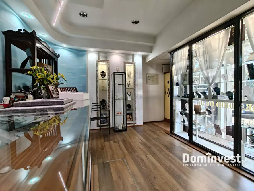 Immagine 1 di Negozio in vendita  in Via Giacinto Pullino a Roma