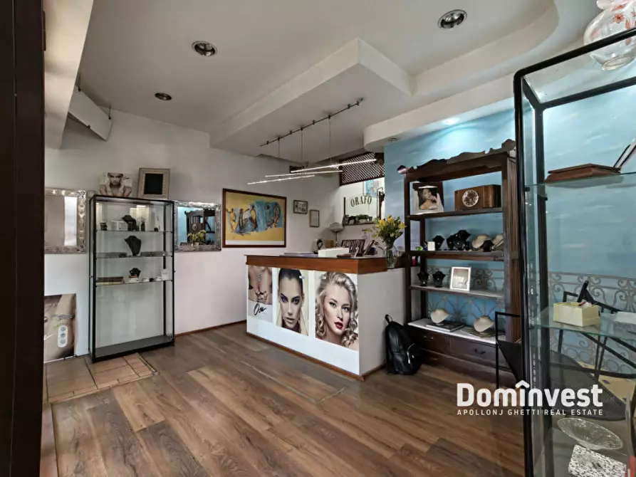 Immagine 2 di Negozio in vendita  in Via Giacinto Pullino a Roma