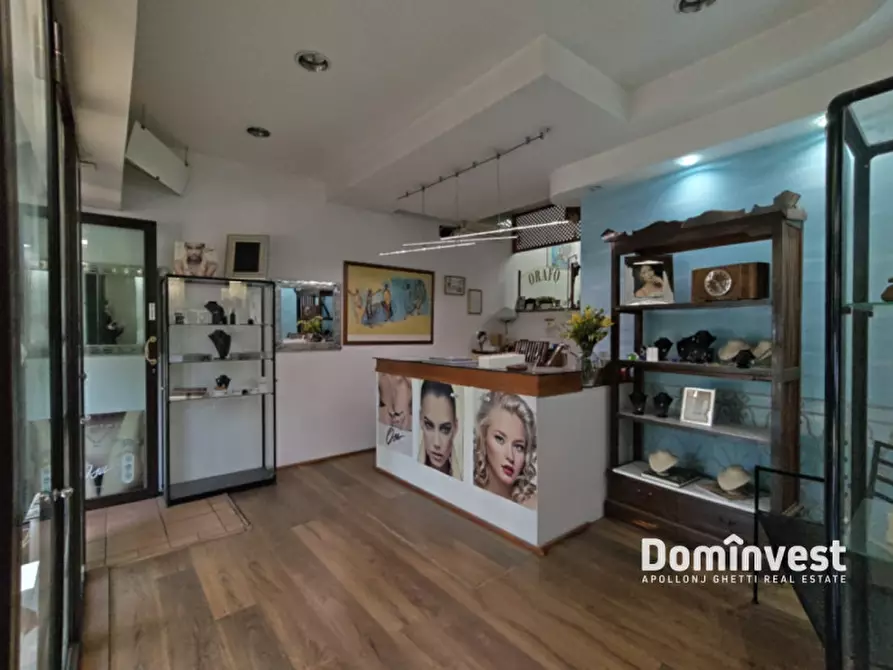 Immagine 5 di Negozio in vendita  in Via Giacinto Pullino a Roma
