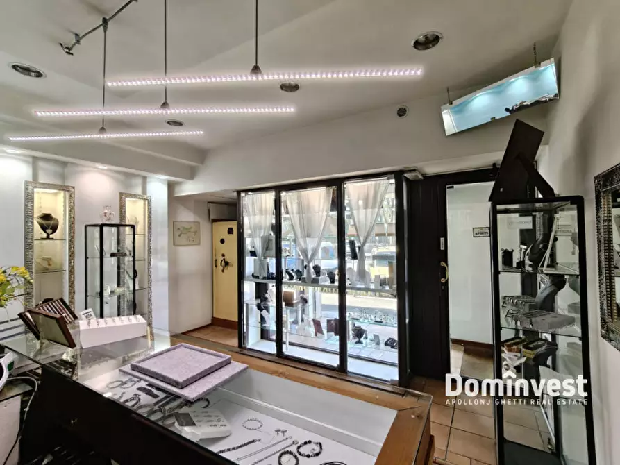 Immagine 6 di Negozio in vendita  in Via Giacinto Pullino a Roma